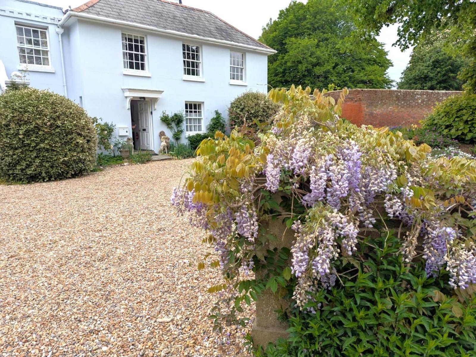 Georgian 2 Bedroom Apartment In Chichester With Free Parking - Chichester Holiday Properties Екстериор снимка